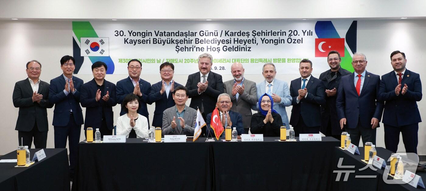 이상일 시장&#40;앞 왼쪽 두 번째&#41; 등 용인시 간부 공직자와 튀르키예 카이세리 대표단이 28일 양 도시의 발전 방안을 논의한 뒤 기념촬영을 하고 잇다.&#40;용인시 제공&#41;