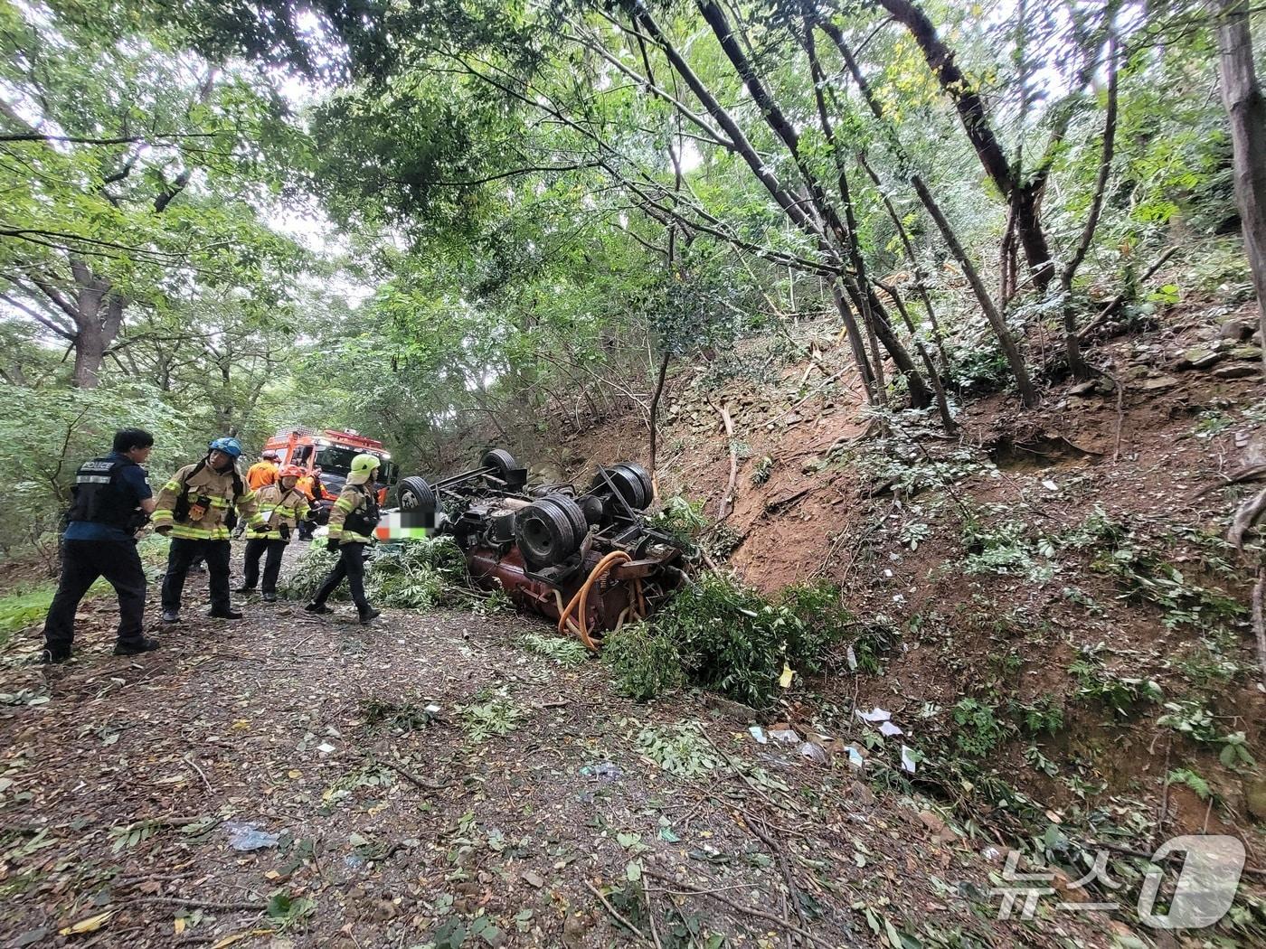 본문 이미지 - 양산 천성산 인근 도로서 화물차 추락 교통사고.(경남경찰청 제공. 재판매 및 DB금지)