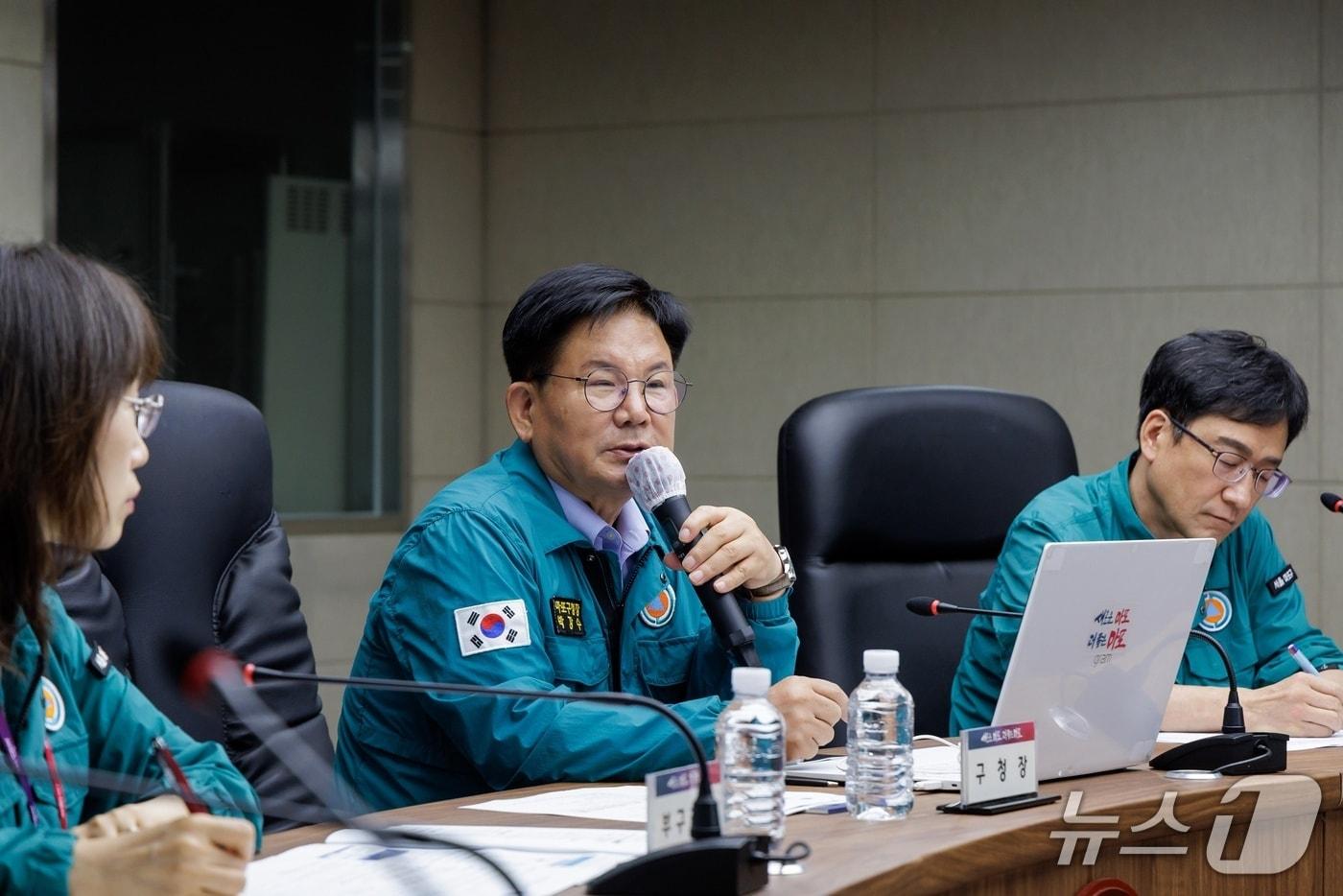 국가정보자원관리원 화재 관련 비상대책회의를 주재하고 있는 박강수 마포구청장