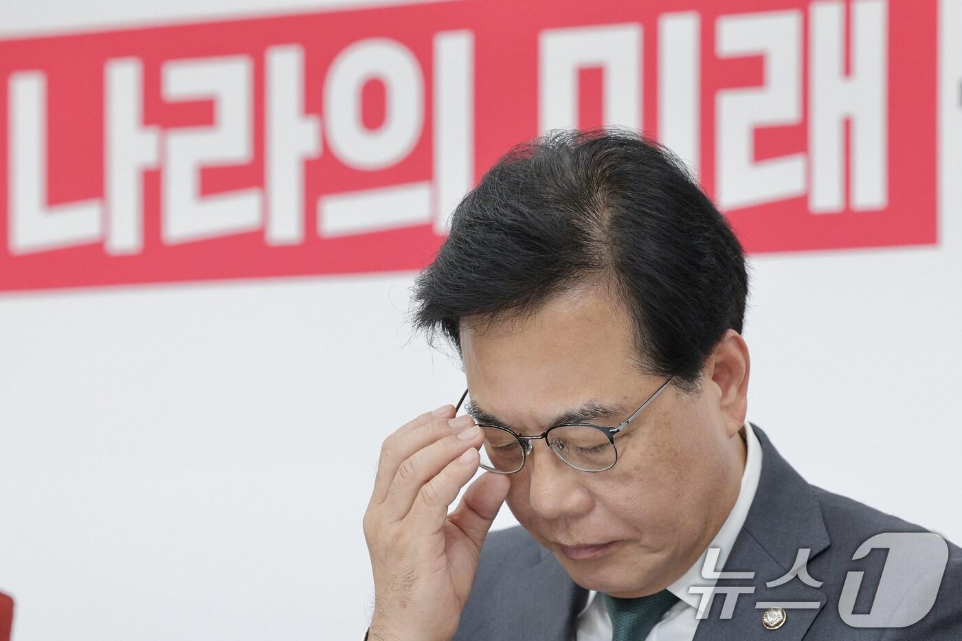 송언석 국민의힘 원내대표가 29일 서울 여의도 국회에서 열린 '이재명 정권 무능 외교 국격 실격 대응 특별위원회' 1차 회의에서 안경을 고쳐쓰고 있다. 2025.9.29/뉴스1 ⓒ News1 신웅수 기자