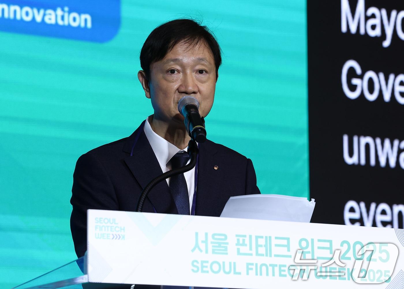 본문 이미지 - 이찬진 금융감독원장이 29일 서울 영등포구 여의도 콘래드 호텔에서 열린 서울 핀테크 위크 2025 컨퍼런스 개회식에서 환영사를 하고 있다. 2025.9.29/뉴스1 ⓒ News1 김성진 기자