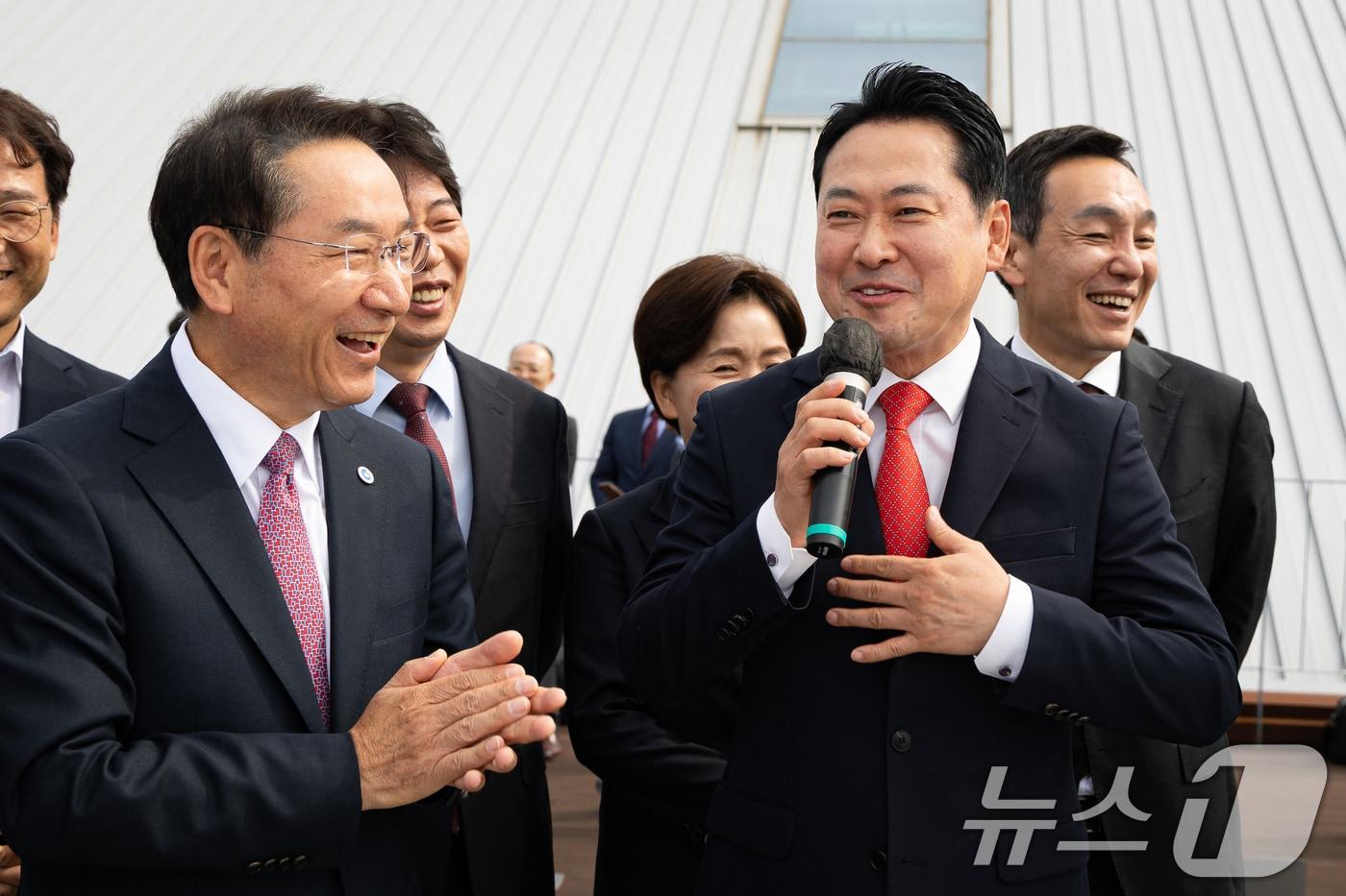 장동혁 국민의힘 대표가 지난 29일 인천 중구 상상플랫폼 제물포 르네상스 현장을 찾아 인천항 내항 1·8부두 재개발사업 등에 관한 브리핑을 받은 후 발언하고 있다. 왼쪽은 유정복 인천시장. 2025.9.29/뉴스1 ⓒ News1 유승관 기자