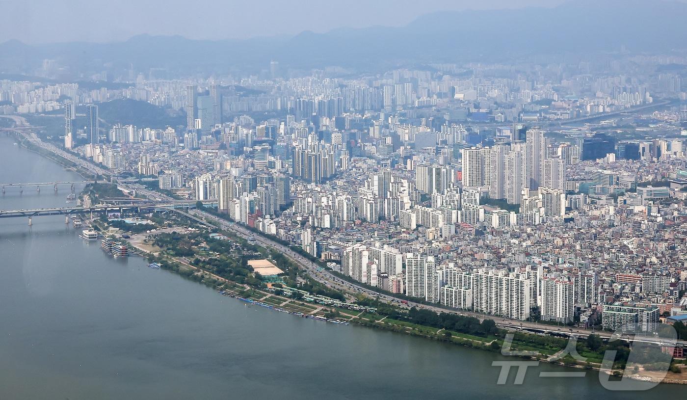 서울시가 29일 오는 2031년까지 정비사업 절차를 최대 12년으로 단축해 31만 호를 착공하고, 이 중 64%를 한강 벨트에 집중 공급한다고 밝혔다. 사진은 이날 서울 송파구 롯데월드타워에서 바라본 한강변 아파트 단지. 2025.9.29/뉴스1 ⓒ News1 김진환 기자