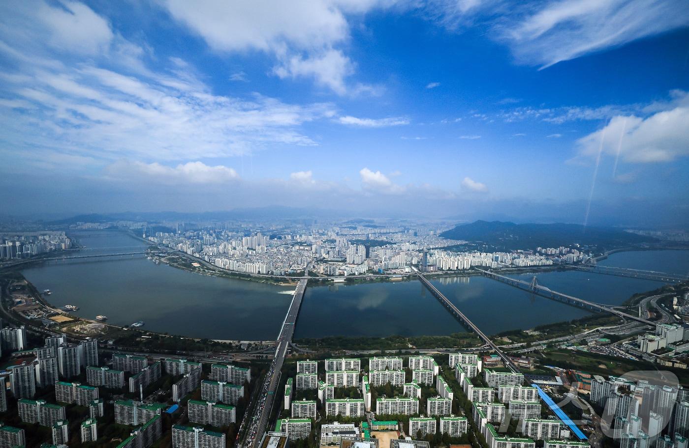 서울 송파구 롯데월드타워에서 바라본 한강변 아파트 단지.뉴스1 ⓒ News1 김진환 기자