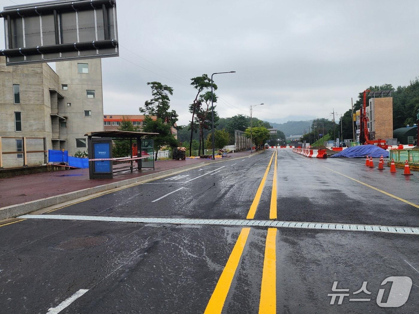 본문 이미지 - 광명 신안산선 붕괴 사고 주변의 도로 복구 사진.&#40;안양시 제공. 재판매 및 DB금지&#41;/뉴스1