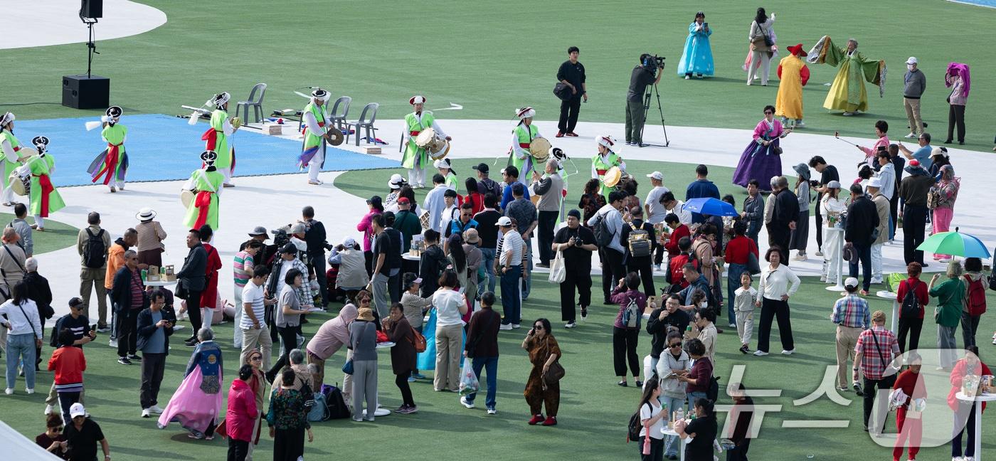 중국 단체관광객의 무비자 입국이 시작된 29일 크루즈를 타고 방한한 중국인 관광객들이 인천 중구 인천항 내항 1·8부두에서 환영 행사를 즐기고 있다. 정부는 9월 29일부터 내년 6월 30일까지 중국인 단체관광객의 무비자 입국을 허용하기로 했다. 이 기간 중국인 단체관광객들은 15일 범위 내에서 무비자로 입국해 관광할 수 있다. 2025.9.29/뉴스1 ⓒ News1 유승관 기자