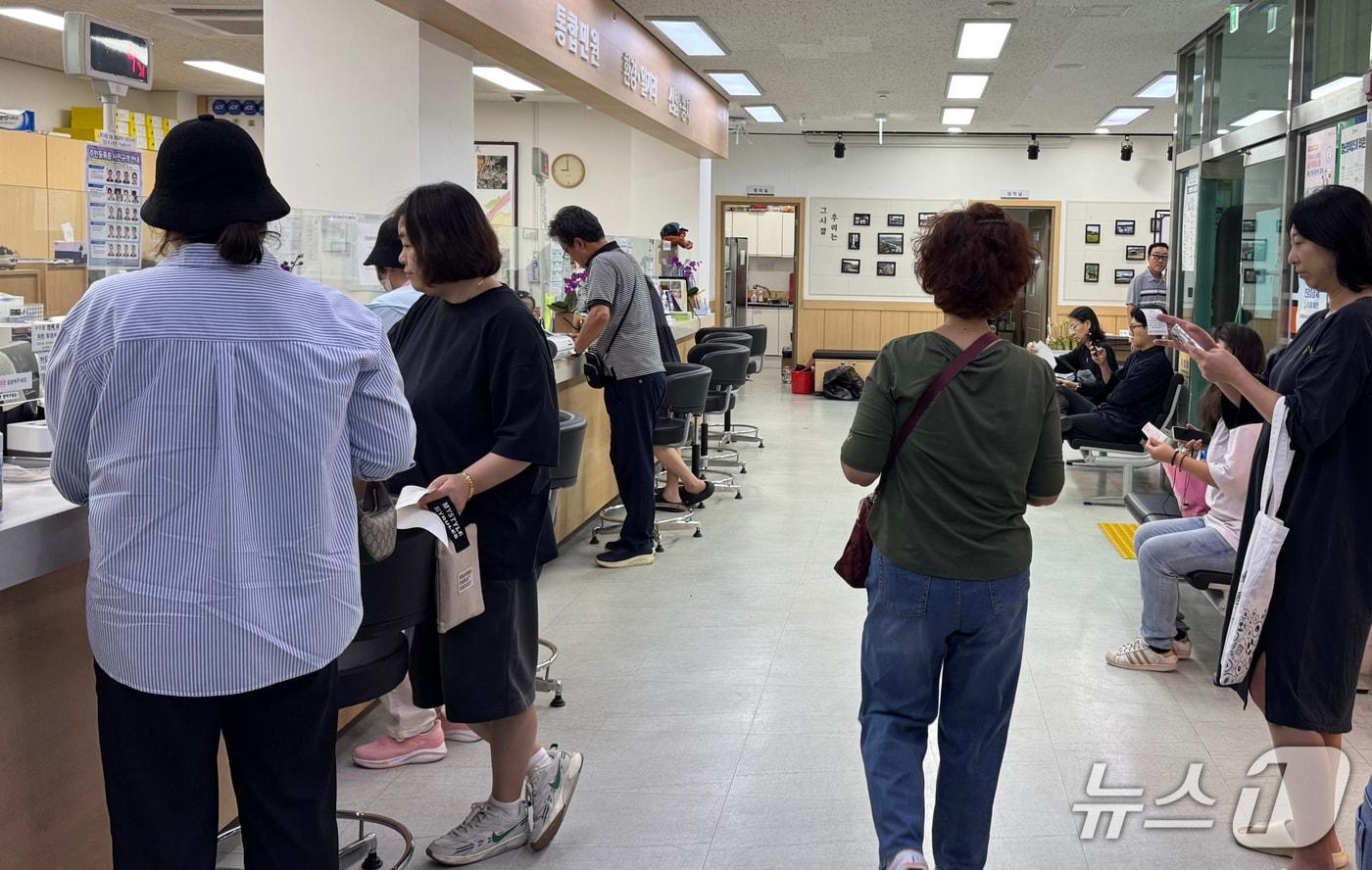 국가정보자원관리원 대전 본원 전산실에서 발생한 화재로 정부 전산망 일부가 마비된 가운데 29일 울산 북구 농소2동 행정복지센터에서 주민들이 대기 번호표를 뽑고 있다. 2025.9.29/뉴스1 ⓒ News1 김세은 기자