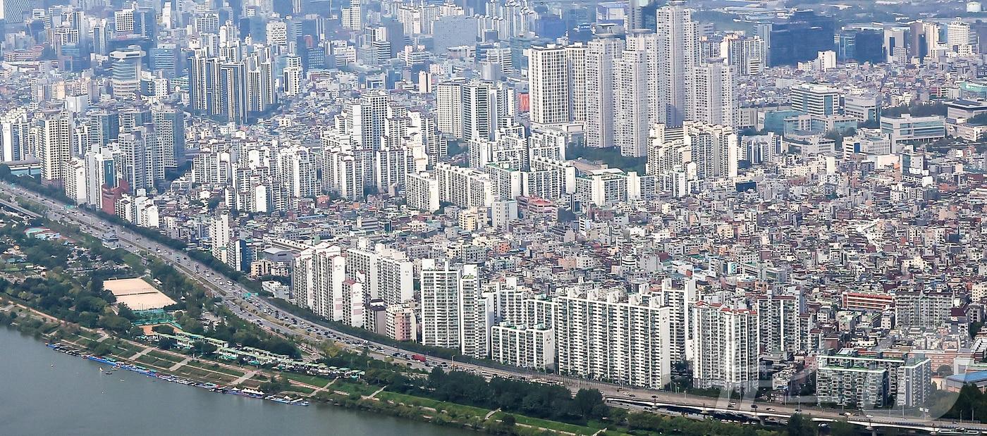 서울 송파구 롯데월드타워에서 바라본 한강변 아파트 단지. 뉴스1 ⓒ News1 김진환 기자