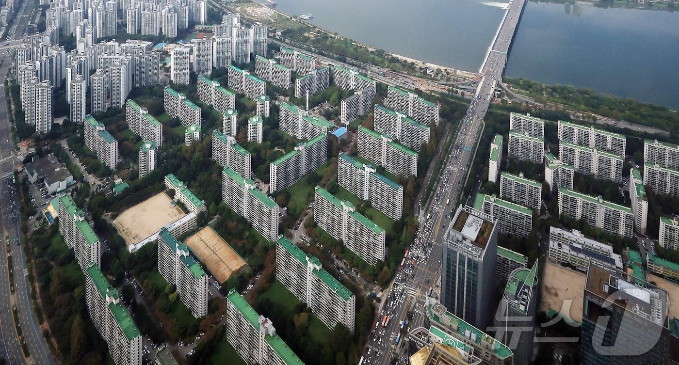  서울 송파구 롯데월드타워에서 바라본 한강변 아파트 단지. 뉴스1 ⓒ News1 김진환 기자