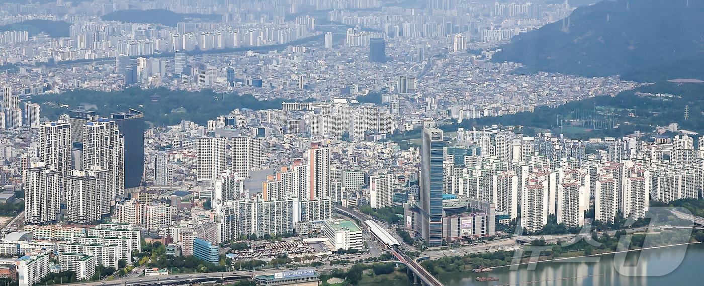 서울 송파구 롯데월드타워에서 바라본 한강변 아파트 단지. 뉴스1 ⓒ News1 김진환 기자