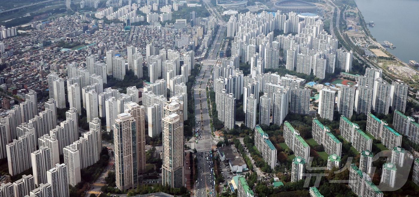 서울 송파구 롯데월드타워에서 바라본 한강변 아파트 단지. 뉴스1 ⓒ News1 김진환 기자