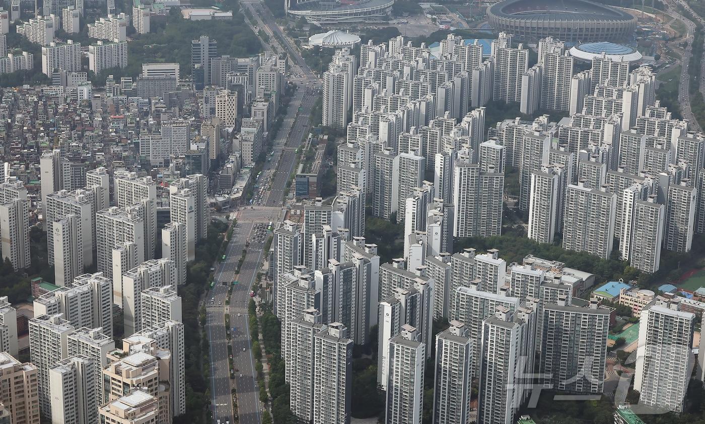 서울 송파구 롯데월드타워에서 바라본 한강변 아파트 단지. 2025.9.29/뉴스1 ⓒ News1 김진환 기자