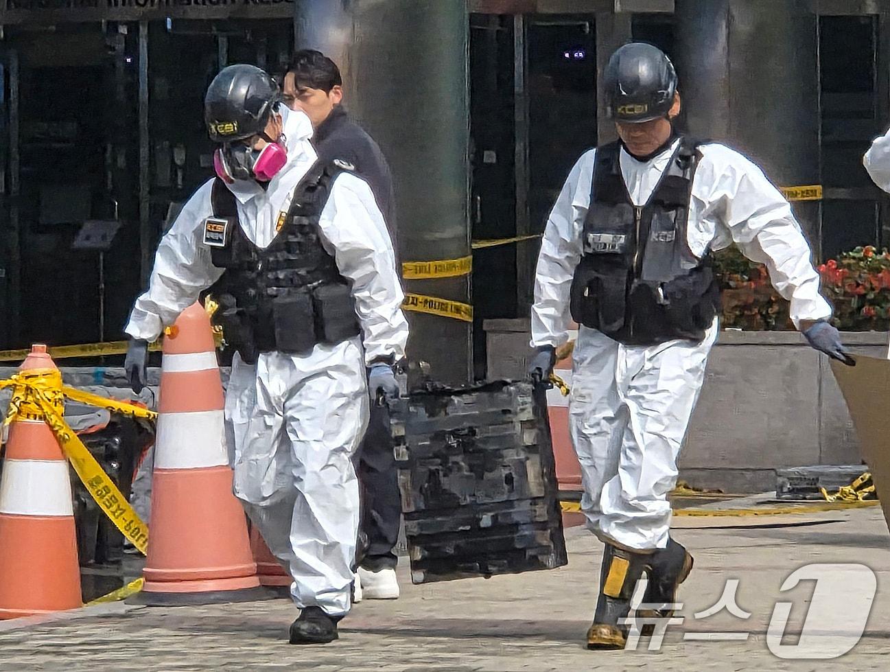 본문 이미지 - 대전 국가정보자원관리원 화재 3일차 합동감식이 시작된 가운데, 감식반이 화재 현장에서 반출한 리튬이온 배터리를 운반하고 있다. 2025.9.29/뉴스1 ⓒ News1 김종서 기자