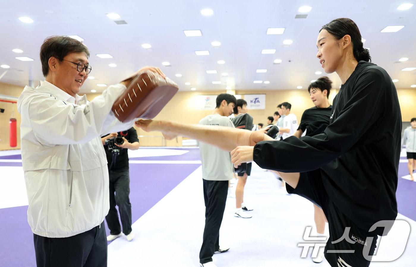 최휘영 문화체육관광부 장관이 29일 충북 진천 국가대표 선수촌을 방문해 ‘2026 밀라노-코르티나 동계올림픽’과 ‘2026 아이치-나고야 아시안게임’을 대비해 훈련 중인 태권도 국가대표 선수들과 훈련을 함께하고 있다. &#40;문화체육관광부 제공. 재판매 및 DB 금지&#41; 2025.9.29/뉴스1