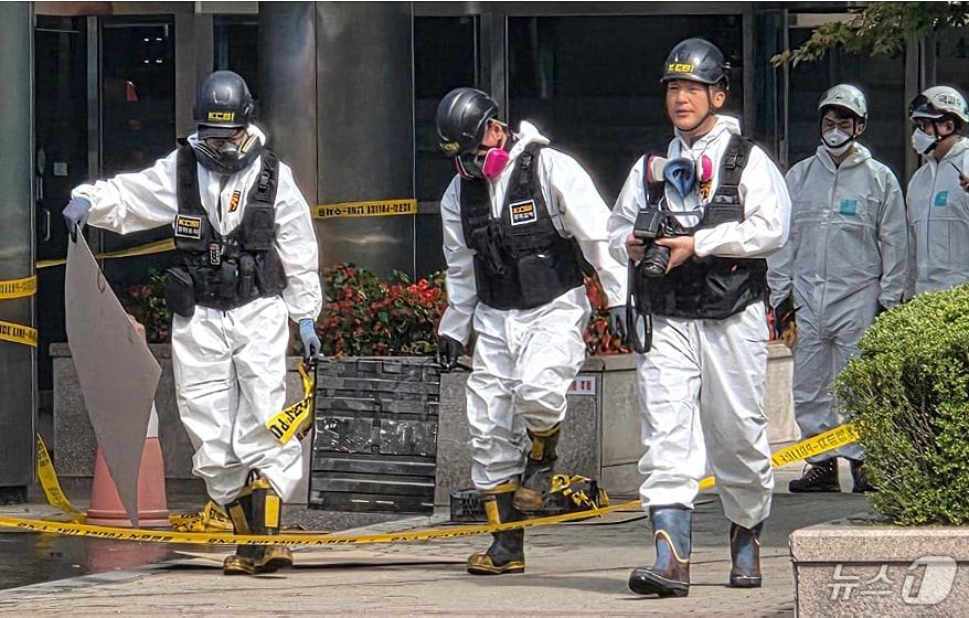 본문 이미지 - 29일 오전 대전 국가정보자원관리원 화재 3일차 합동감식이 시작된 가운데, 감식반이 화재 현장에서 반출한 리튬이온 배터리를 운반하고 있다. 2025.9.29/뉴스1 ⓒ News1 김종서 기자