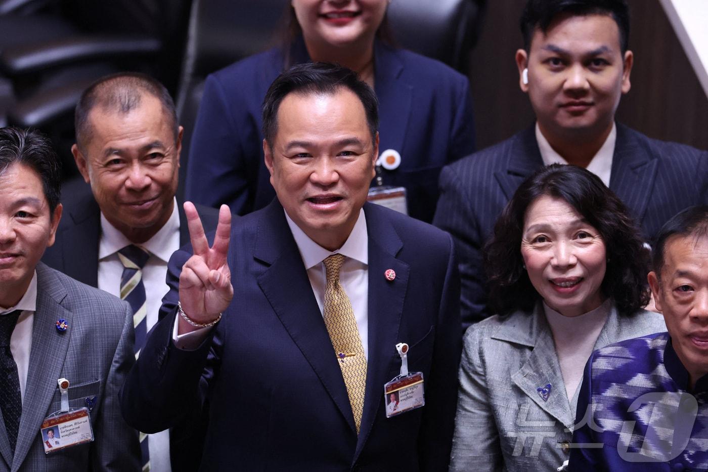 29일 태국 방콕 국회의사당에서 열린 국회 회의에서  아누틴 찬위라꾼 태국 신임 총리가 내각의 정책 발표를 하며 'V'자로 손짓하고 있다. ⓒ 로이터=뉴스1 ⓒ News1 권영미 기자