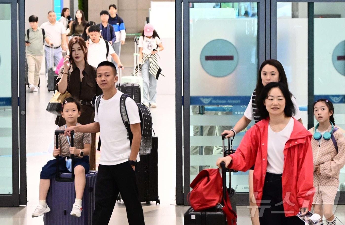 본문 이미지 - 중국인 단체관광객에 대한 무비자 입국 시행 첫날인 29일 오전 인천국제공항 제1터미널 입국장으로 중국인 관광객들이 입국하고 있다. (공동취쟤) 2025.9.29 ⓒ 뉴스1 오대일 기자