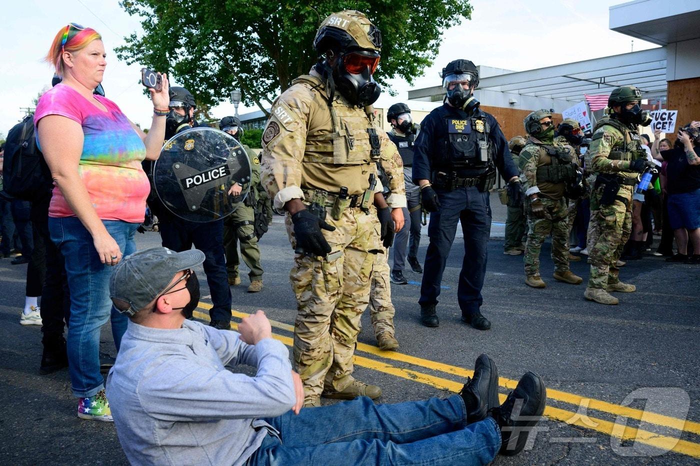 28일&#40;현지시간&#41; 미국 오리건주 포틀랜드에 위치한 미국 이민세관단속국&#40;ICE&#41; 건물 앞에서 연방 요원들이 시위대와 대치하고 있다. 2025.09.28. ⓒ AFP=뉴스1 ⓒ News1 권영미 기자
