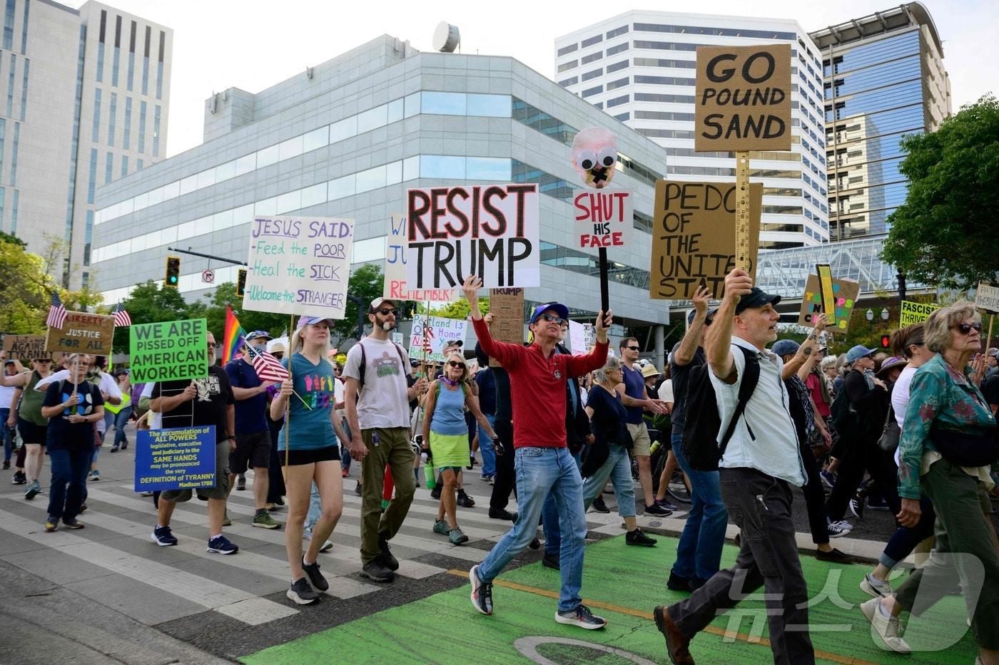 28일&#40;현지시간&#41; 도널드 트럼프 미국 대통령이 군대 배치를 예고한 미국 오리건주 포틀랜드에서 시위대가 행진을 벌이고 있다.2025.09.29. ⓒ AFP=뉴스1 