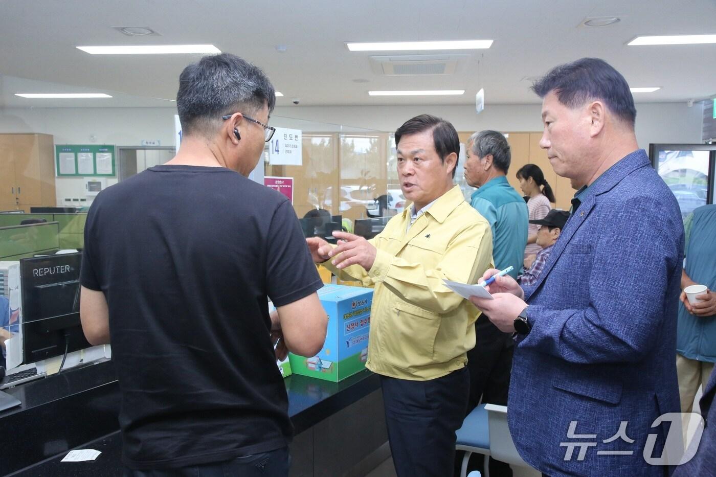 본문 이미지 - 29일 이학수 전북 정읍시장이 신태인읍 주민센터에서 주민들과 이야기를 나누고 있다.(정읍시 제공. 재판매 및 DB금지)/뉴스1 