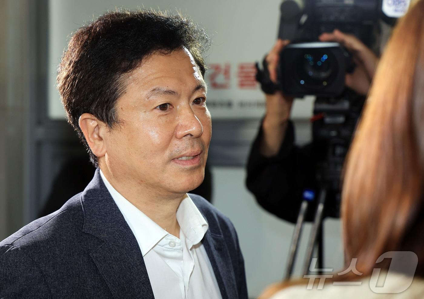 전하규 국방부 대변인이 29일 오후 서울 서초구 순직해병 특검팀&#40;이명현 특별검사&#41; 사무실에 참고인 신분으로 출석하며 취재진 질문에 답변하고 있다. 2025.9.29/뉴스1 ⓒ News1 김진환 기자