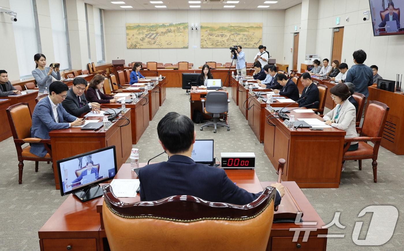 김영호 국회 교육위원장이 29일 서울 여의도 국회에서 열린 교육위원회 전체회의에서 국정감사 증인 등 추가 출석요구의 건을 의결하고 있다. 2025.9.29/뉴스1 ⓒ News1 신웅수 기자