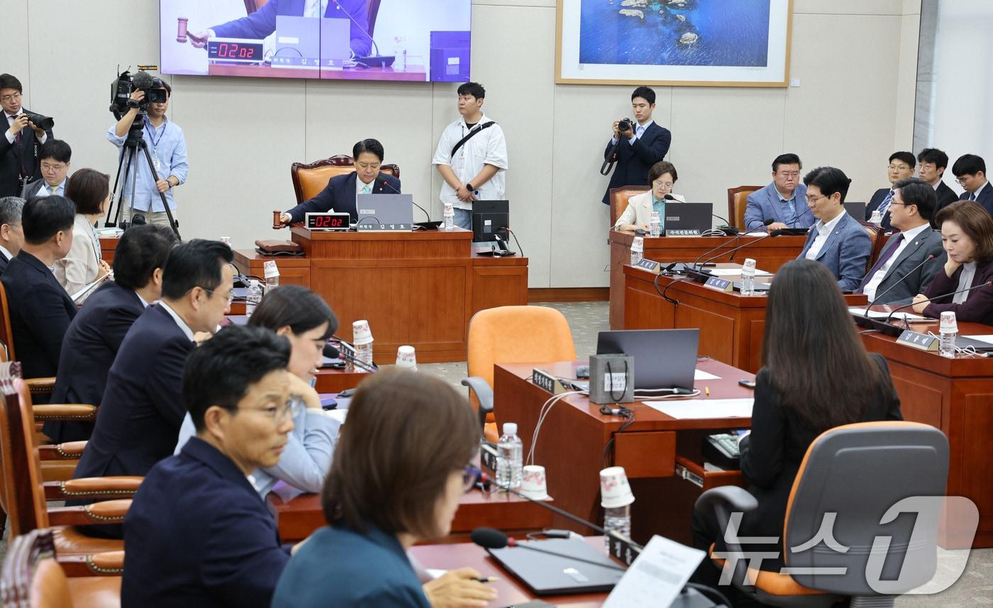 김영호 국회 교육위원장이 29일 서울 여의도 국회에서 열린 교육위원회 전체회의에서 국정감사 증인 등 추가 출석요구의 건을 의결하고 있다. 2025.9.29/뉴스1 ⓒ News1 신웅수 기자