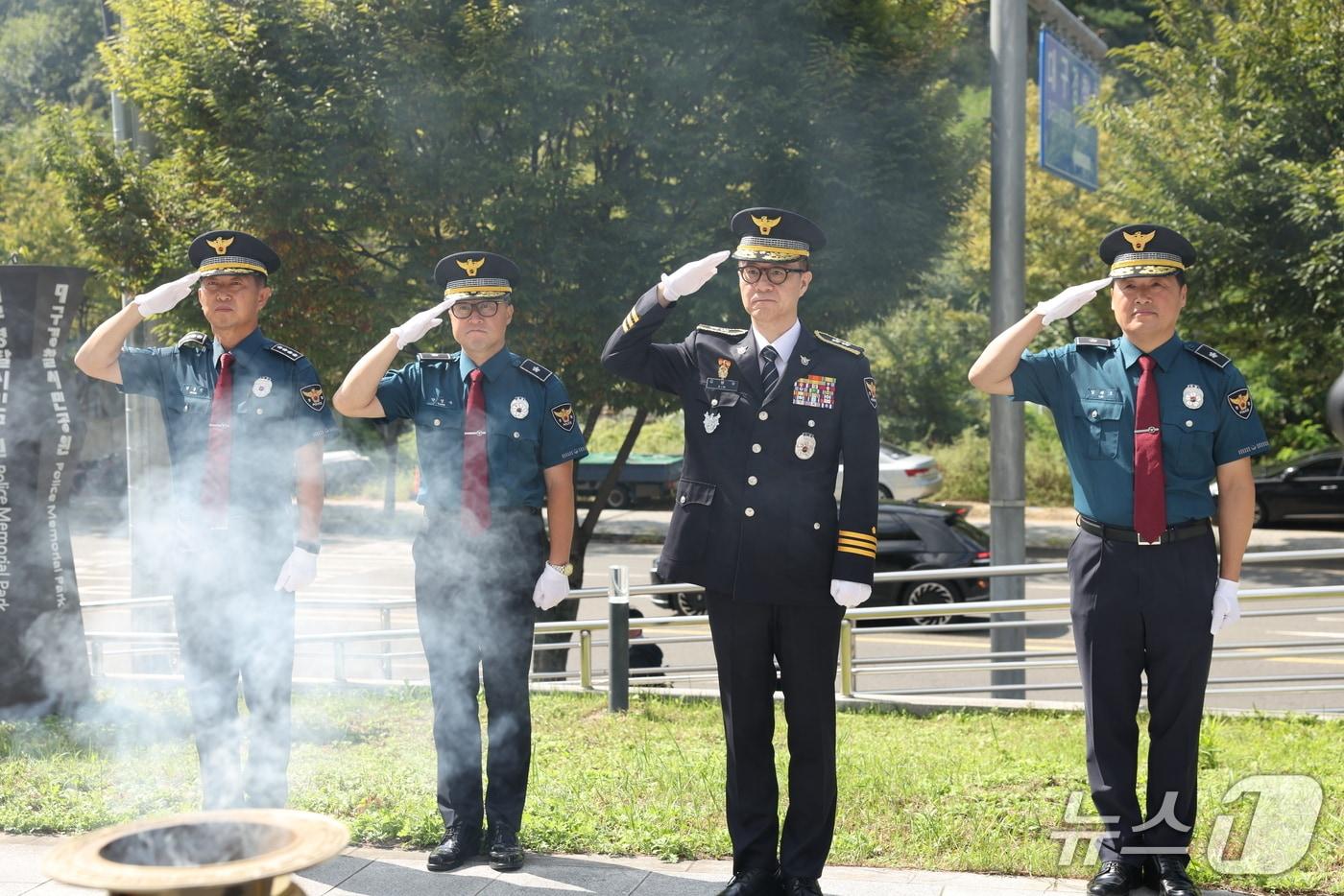 김병우 신임 대구경찰청장(오른쪽 두번째)이 29일 "보이스피싱, 마약, 아동 범죄, 관계성 범죄 등 국민 불안을 키우는 범죄에 철저히 대응하겠다"고 말했다. (대구경찰청 제공. 재판매 및 DB 금지) 2025.9.29/뉴스1