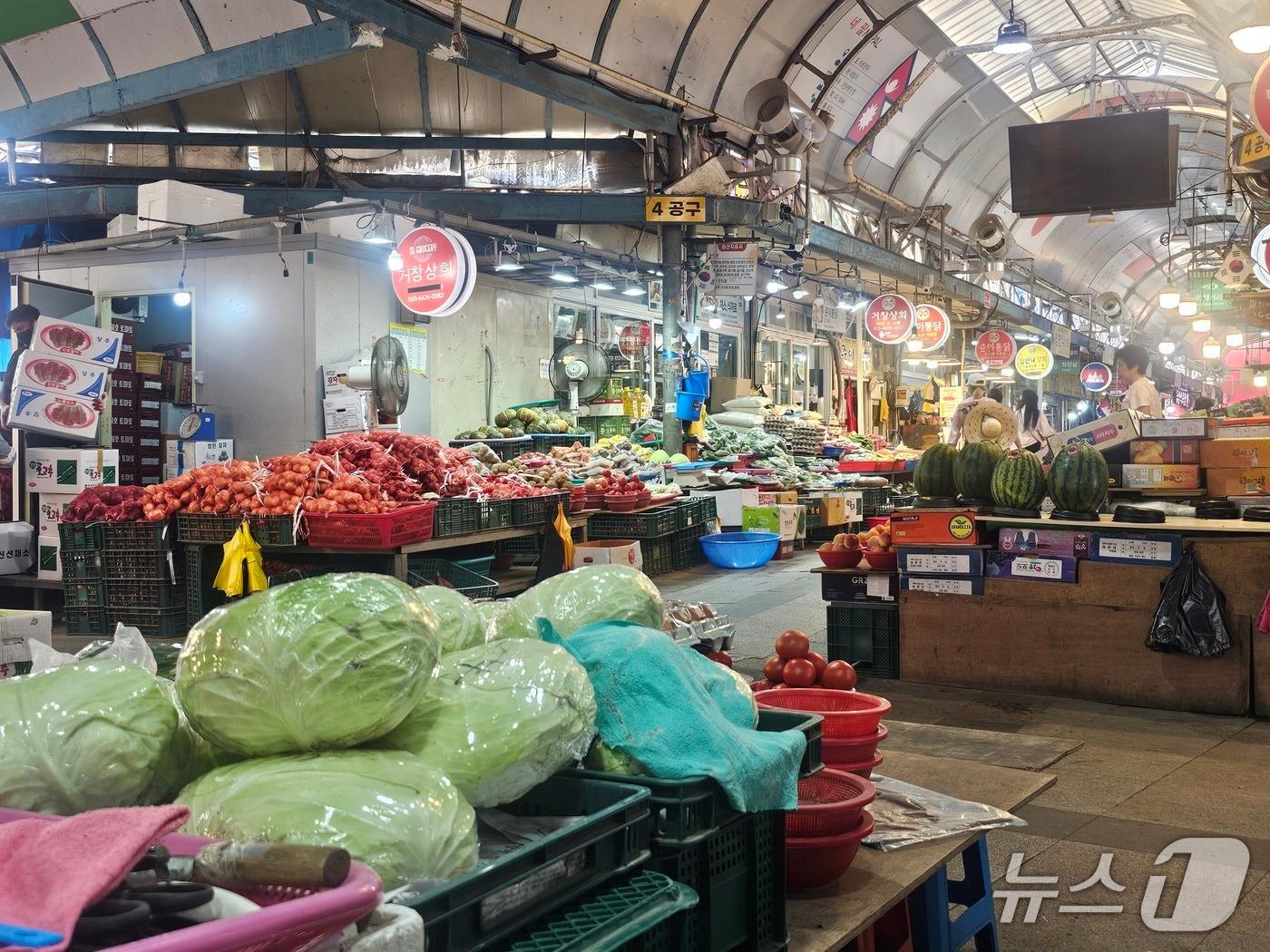 본문 이미지 - 김해시 전통시장 5곳이 농림축산부와 한국농수산식품유통공사가 주관하는 &#39;2025 추석맞이 농축산물 할인 지원 환급행사&#39;에 선정됐다. 사진은 김해 동상시장 모습. ⓒ 뉴스1 박민석 기자