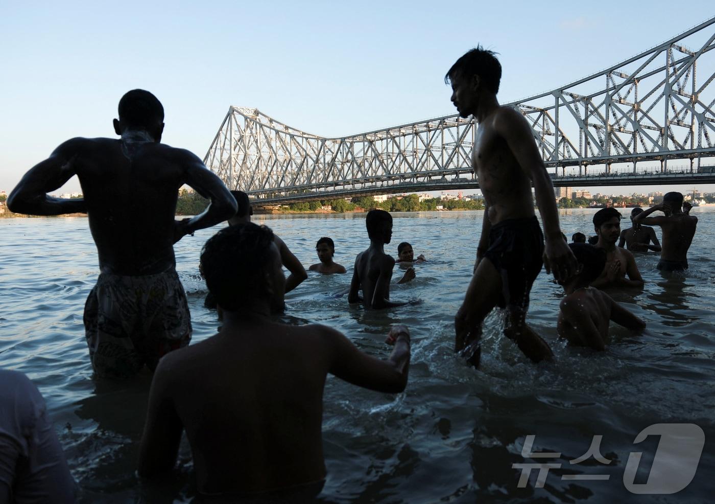 29일 이른 아침, 인도 콜카타의 갠지스강 강가에서 사람들이 목욕을 즐기고 있다.2025.09.29. ⓒ 로이터=뉴스1 ⓒ News1 권영미 기자