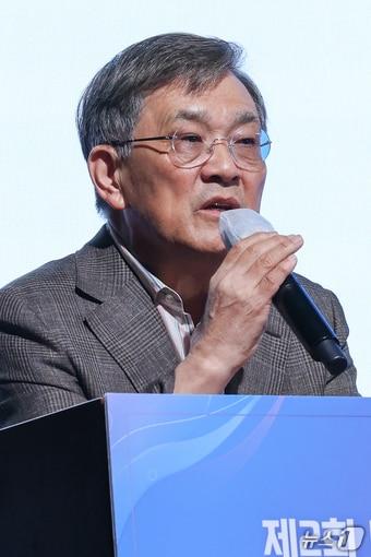 본문 이미지 - 권오현 중장기전략위원회 위원장이 지난 9월서울 영등포구 페어몬트 호텔에서 열린 2025 제2회 미래전략포럼에 참석해 축사를 하고 있다.ⓒ News1 안은나 기자