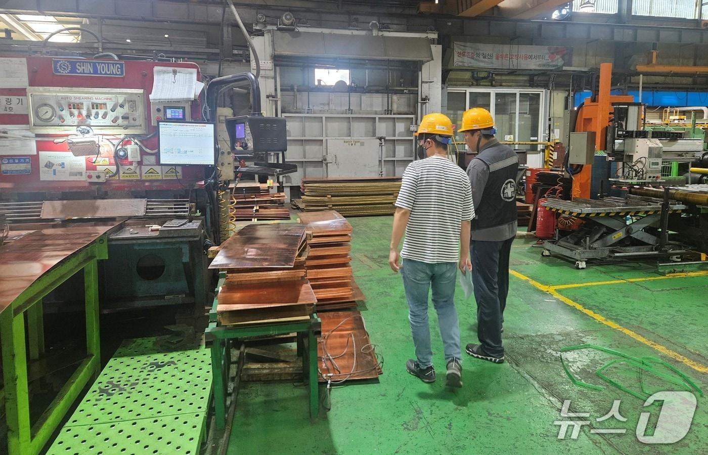 한강청 환경감시단이 지난달 12일 인천시 남동구의 한 사업장에서 환경오염물질 배출시설을 점검하고 있는 모습.&#40;한강청 제공&#41;