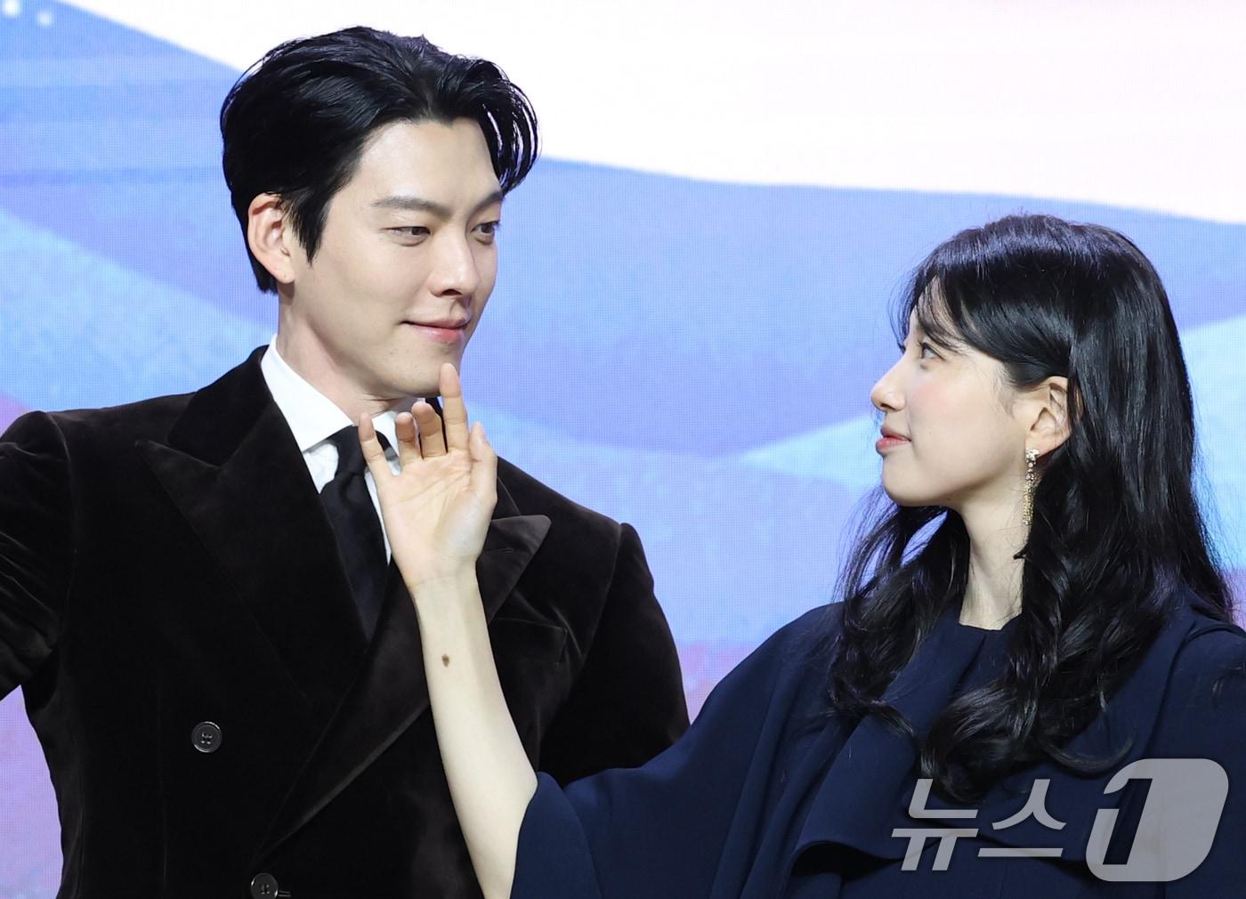 본문 이미지 - 배우 김우빈과 수지(오른쪽)가 29일 서울 강남구 조선팰리스서울강남에서 열린 넷플릭스 시리즈 '다 이루어질지니'(극본 김은숙) 제작발표회에 참석해 포즈를 취하고 있다. '다 이루어질지니'는 천여 년 만에 깨어난 경력 단절 램프의 정령 지니(김우빈 분)가 감정 결여 인간 가영(수지 분)을 만나 세 가지 소원을 두고 벌이는 스트레스 제로, 판타지 로맨틱 코미디​다. 2025.9.29/뉴스1 ⓒ News1 권현진 기자