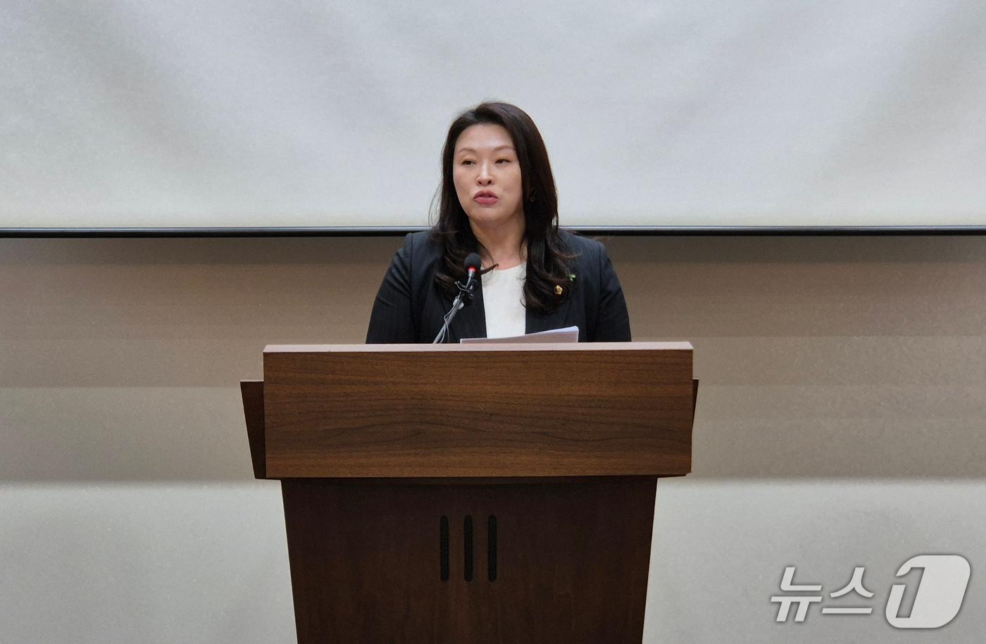 박진희 충북도의원이 29일 도청 브리핑룸에서 윤건영 교육감 골프 접대 의혹과 관련해 기자회견을 열고 있다.