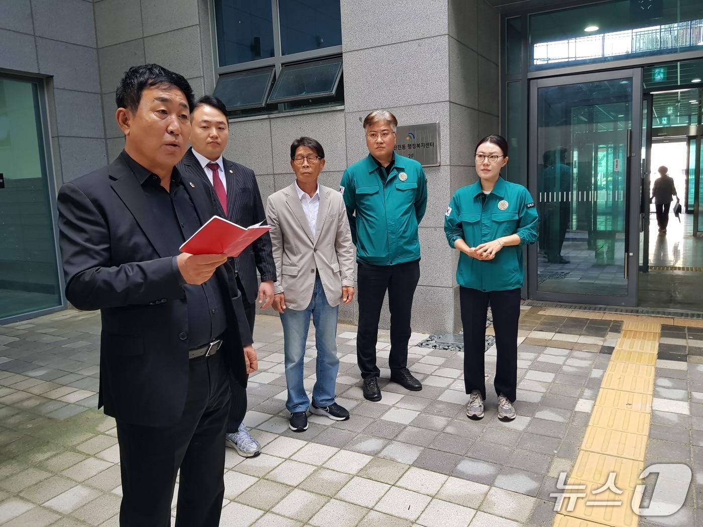 본문 이미지 - 이효성 대전시의회 복지환경위원장과 조대웅, 유승연, 이준규, 김홍태 대덕구의원들이 '신탄진 다가온' 합동점검을 하고 있다.