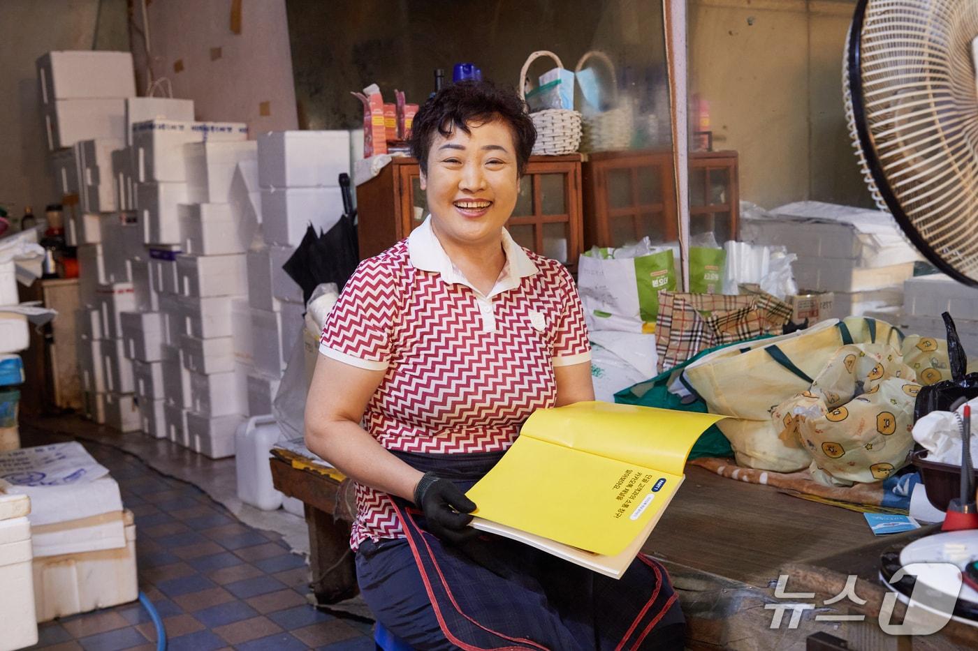 전남 목포 동부시장에서 &#39;바다수산&#39;을 운영하는 윤희자 씨&#40;여·57&#41;가 카카오 상생사업 &#39;프로젝트 단골&#39;의 디지털 교육을 받는 모습  &#40;카카오 제공&#41;