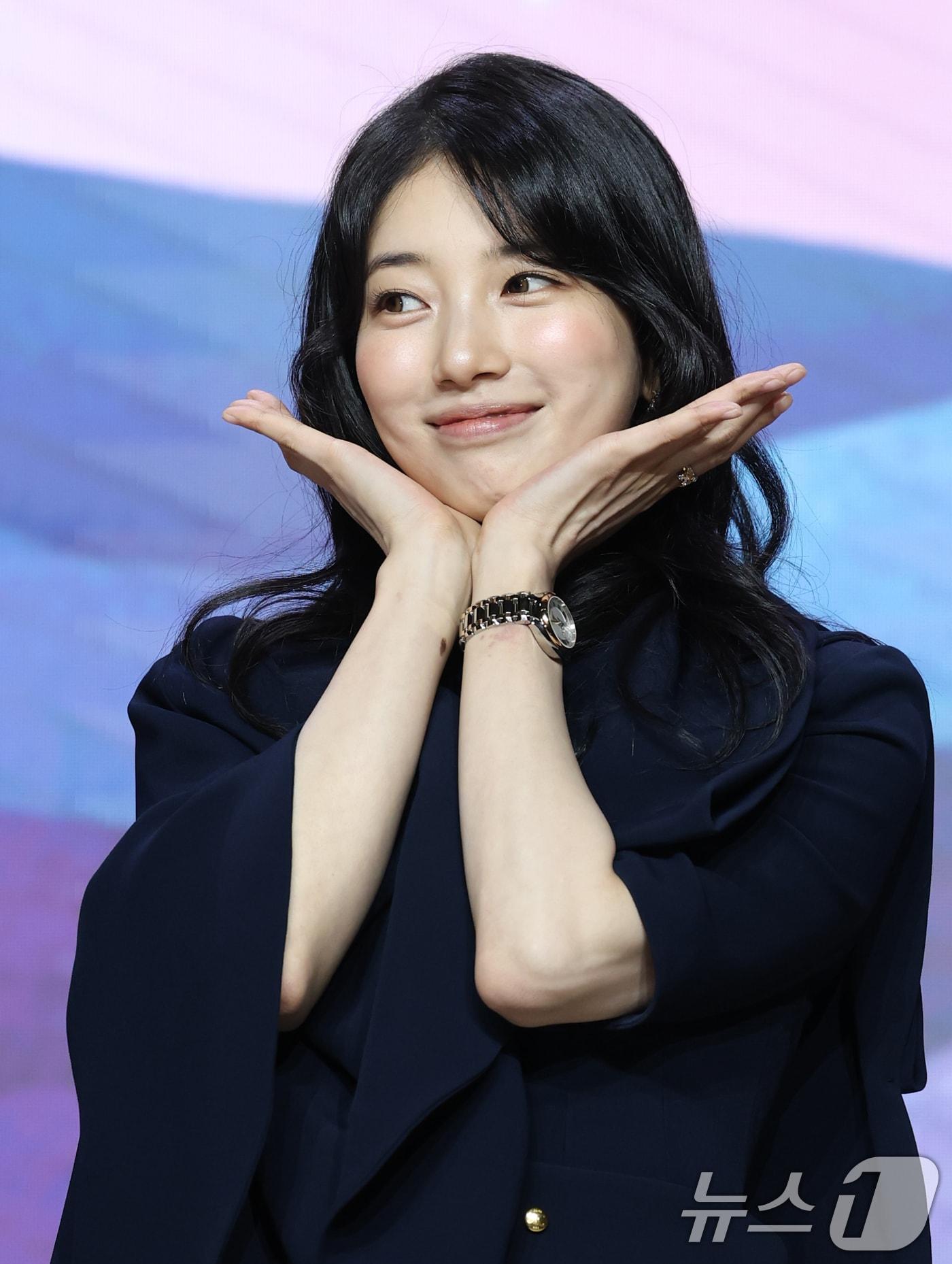 본문 이미지 - 배우 수지가 29일 서울 강남구 조선팰리스서울강남에서 열린 넷플릭스 시리즈 '다 이루어질지니'(극본 김은숙) 제작발표회에 참석해 포즈를 취하고 있다. '다 이루어질지니'는 천여 년 만에 깨어난 경력 단절 램프의 정령 지니(김우빈 분)가 감정 결여 인간 가영(수지 분)을 만나 세 가지 소원을 두고 벌이는 스트레스 제로, 판타지 로맨틱 코미디​다. 2025.9.29/뉴스1 ⓒ News1 권현진 기자