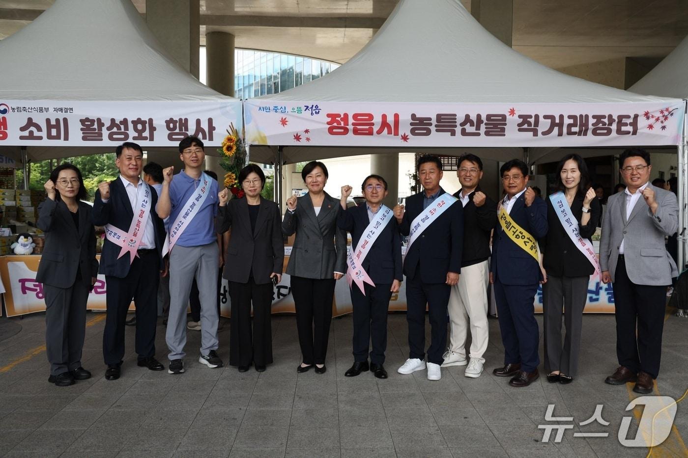 29일 정부세종청사에서 &#39;농식품부-정읍시 상생소비 활성화 직거래 장터&#39;가 개최된 가운데 송미령 농식품부 장관과 정읍시 관계자들이 기념 촬영을 하고 있다.&#40;정읍시 제공. 재판매 및 DB금지&#41;/뉴스1 