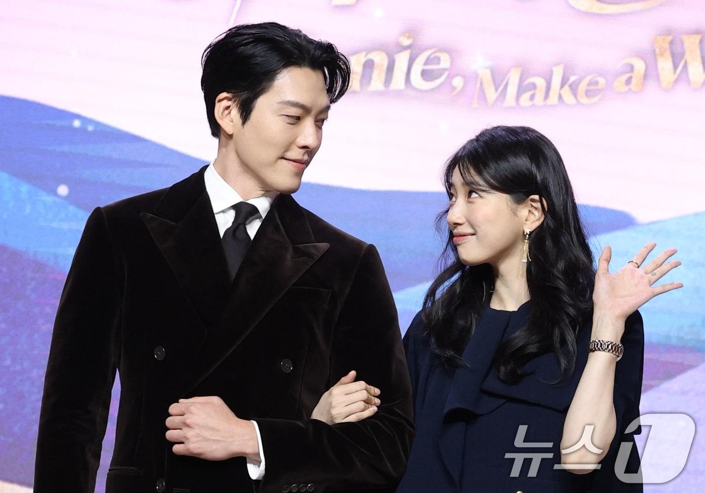 배우 김우빈과 수지&#40;오른쪽&#41;가 29일 서울 강남구 조선팰리스서울강남에서 열린 넷플릭스 시리즈 &#39;다 이루어질지니&#39;&#40;극본 김은숙&#41; 제작발표회에 참석해 포즈를 취하고 있다. 2025.9.29/뉴스1 ⓒ News1 권현진 기자