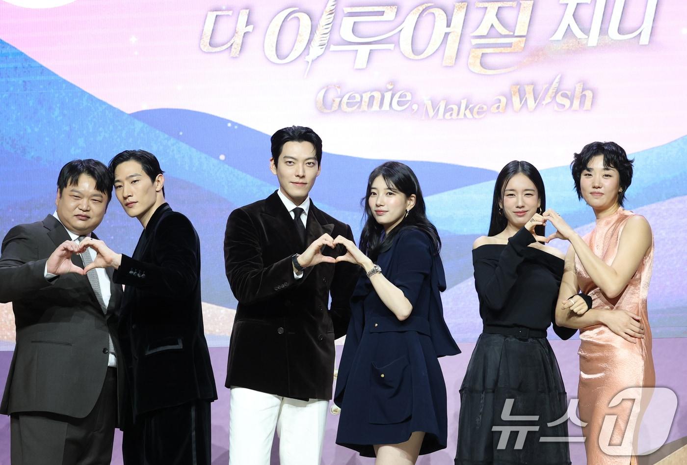 배우 고규필(왼쪽부터)과 노상현, 김우빈, 수지, 안은진, 이주영이 29일 서울 강남구 조선팰리스서울강남에서 열린 넷플릭스 시리즈 '다 이루어질지니'(극본 김은숙) 제작발표회에 참석해 미소를 짓고 있다. '다 이루어질지니'는 천여 년 만에 깨어난 경력 단절 램프의 정령 지니(김우빈 분)가 감정 결여 인간 가영(수지 분)을 만나 세 가지 소원을 두고 벌이는 스트레스 제로, 판타지 로맨틱 코미디​다. 2025.9.29/뉴스1 ⓒ News1 권현진 기자