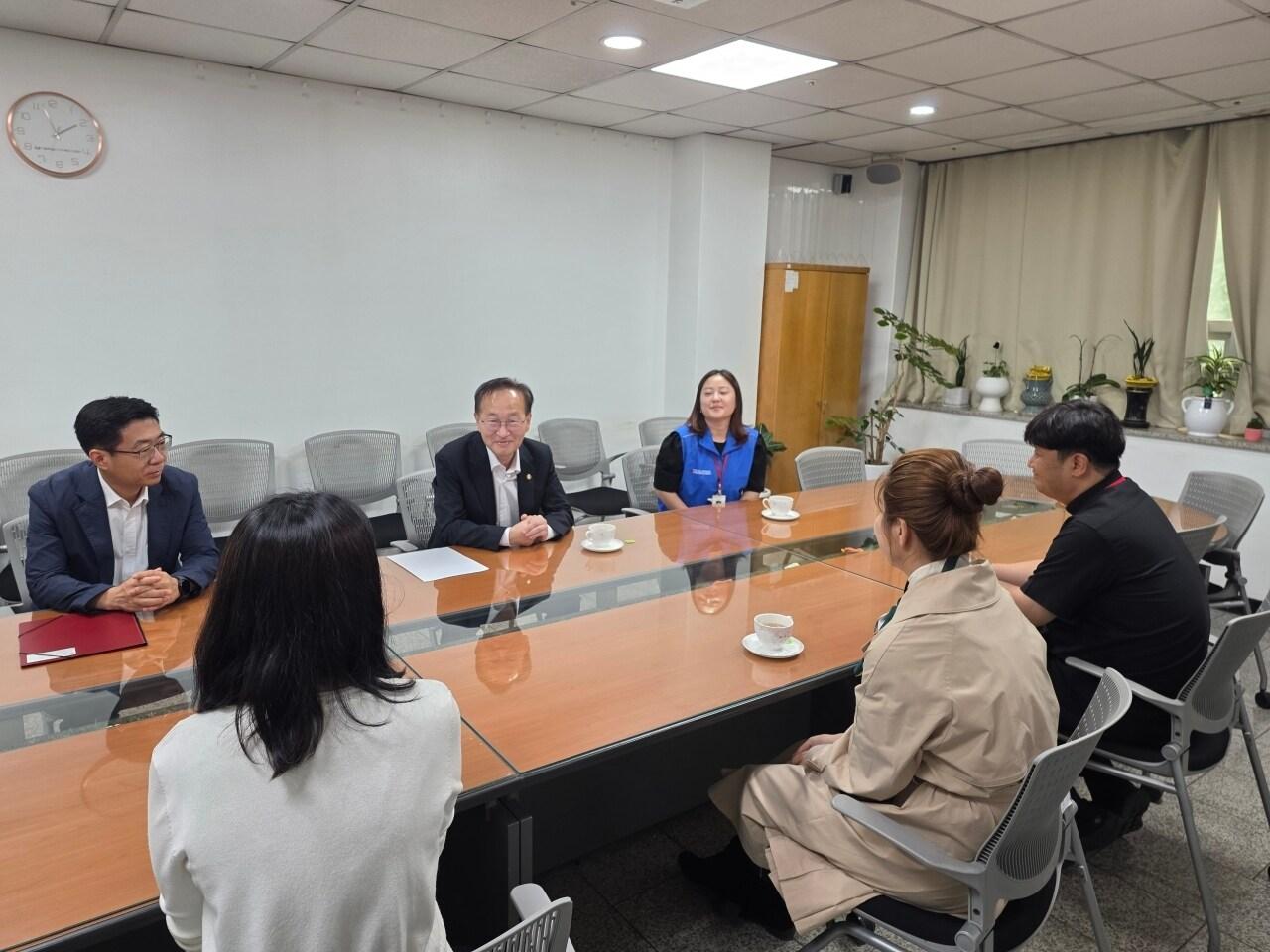 본문 이미지 - 김남중 통일부 차관이 29일  서울시 양천구에 거주하고 있는 탈북여성 A씨를 만나 위로를 전했다. &#40;통일부 제공&#41;