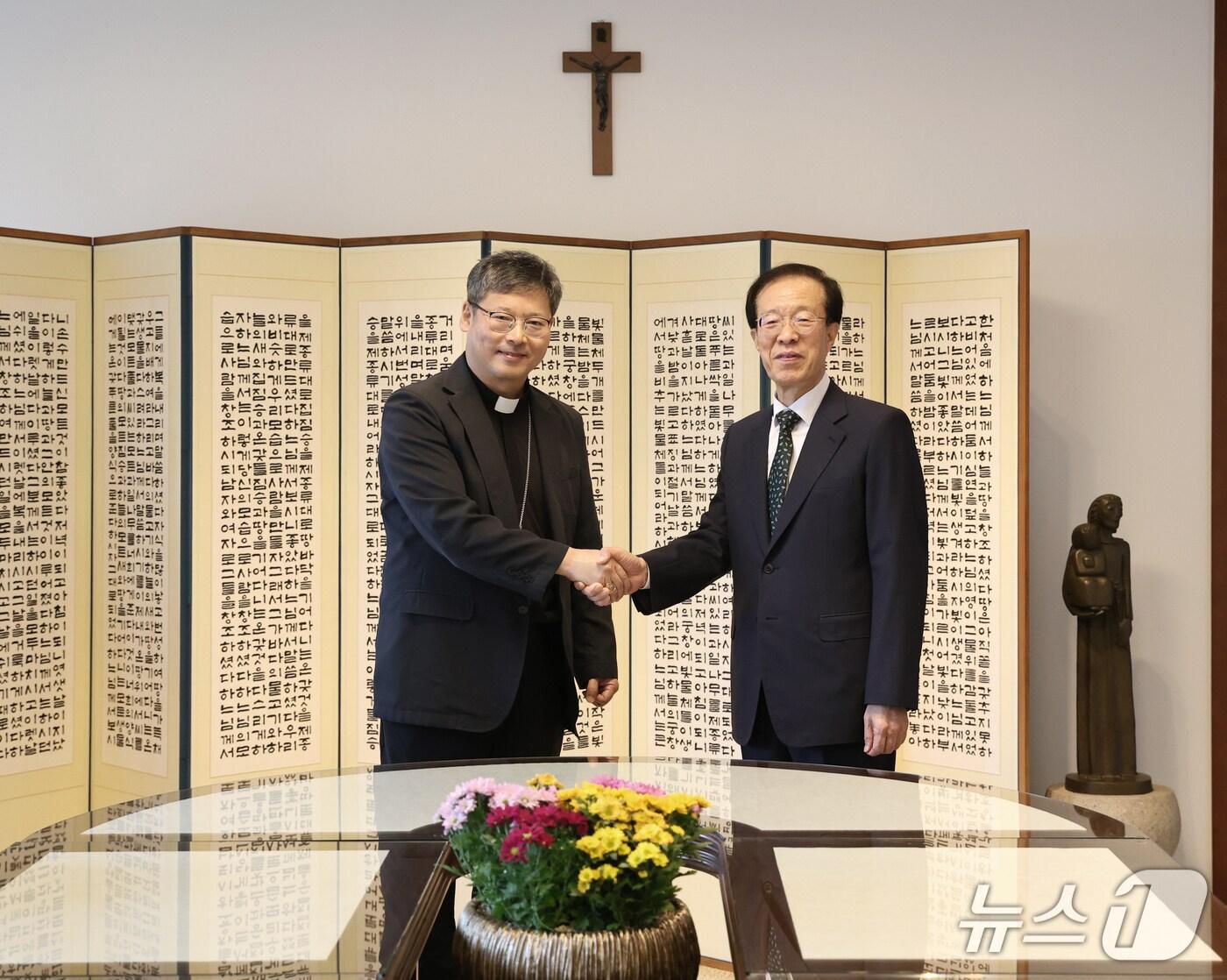본문 이미지 - 이석연 국민통합위원회 위원장&#40;오른쪽&#41;이 29일 천주교 서울대교구 정순택 대주교와 악수를 하고 있다. &#40;국민통합위원회 자료 제공&#41;