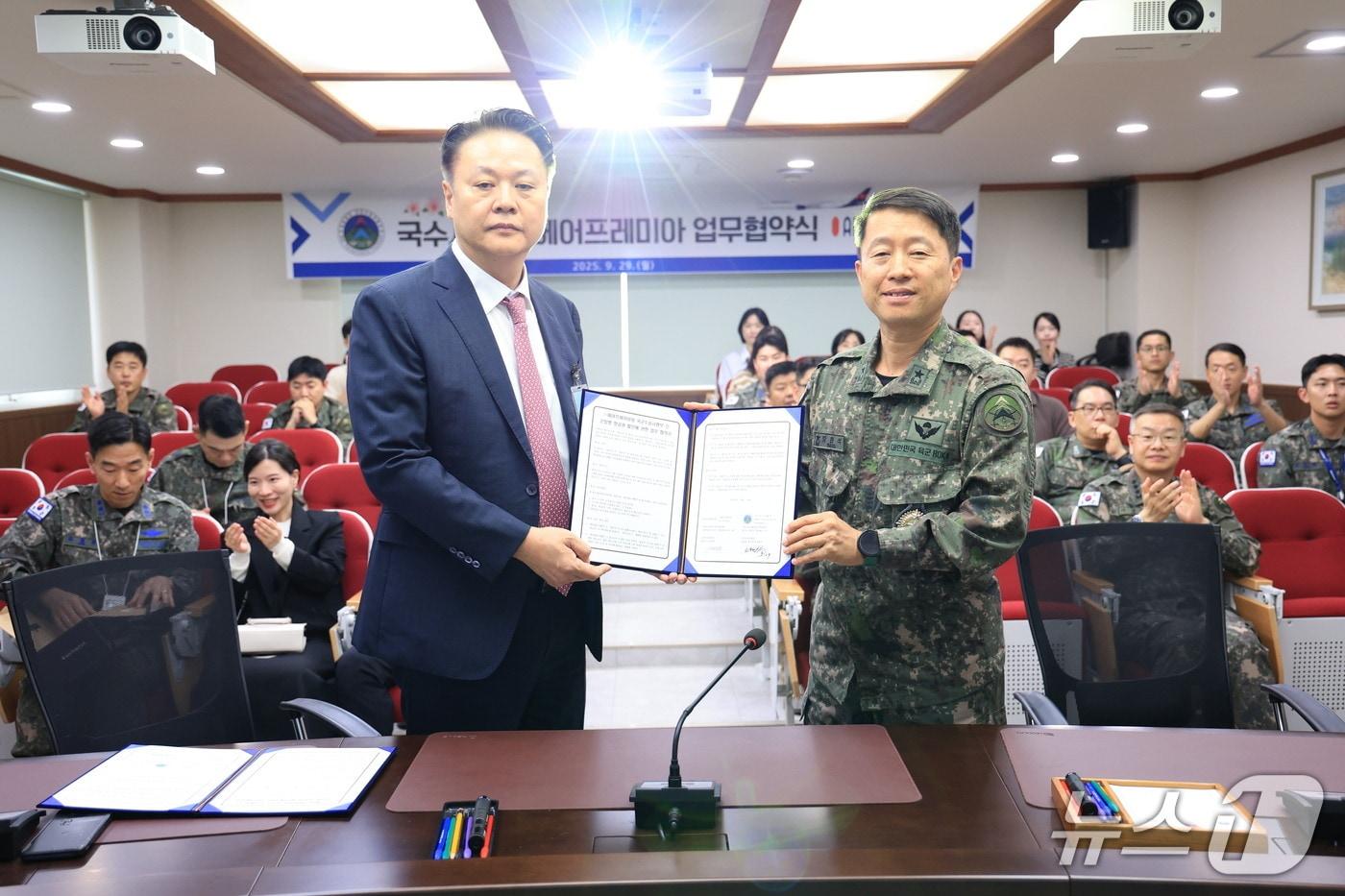29일 오전 국군수송사령부에서 유명섭 에어프레미아 대표&#40;왼쪽&#41;와 방현석 국군수송사령부 사령관이 항공 운임 할인을 위한 업무협약&#40;MOU&#41;을 체결한 뒤 기념사진을 촬영한 모습&#40;에어프레미아 제공&#41;. 2025.09.29.