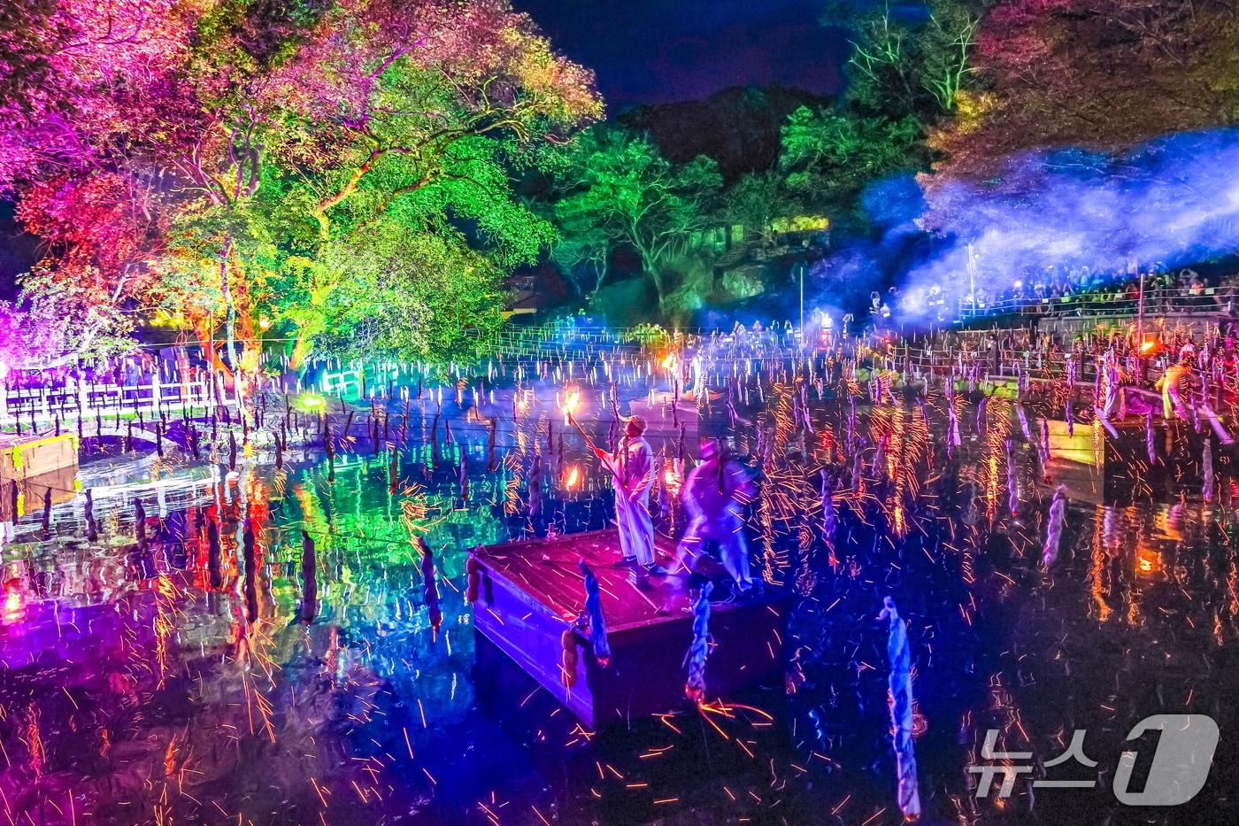 함안 무진정에서 펼쳐지는 &#39;낙화놀이&#39;&#40;함안군 제공. 재판매 및 DB금지&#41;.