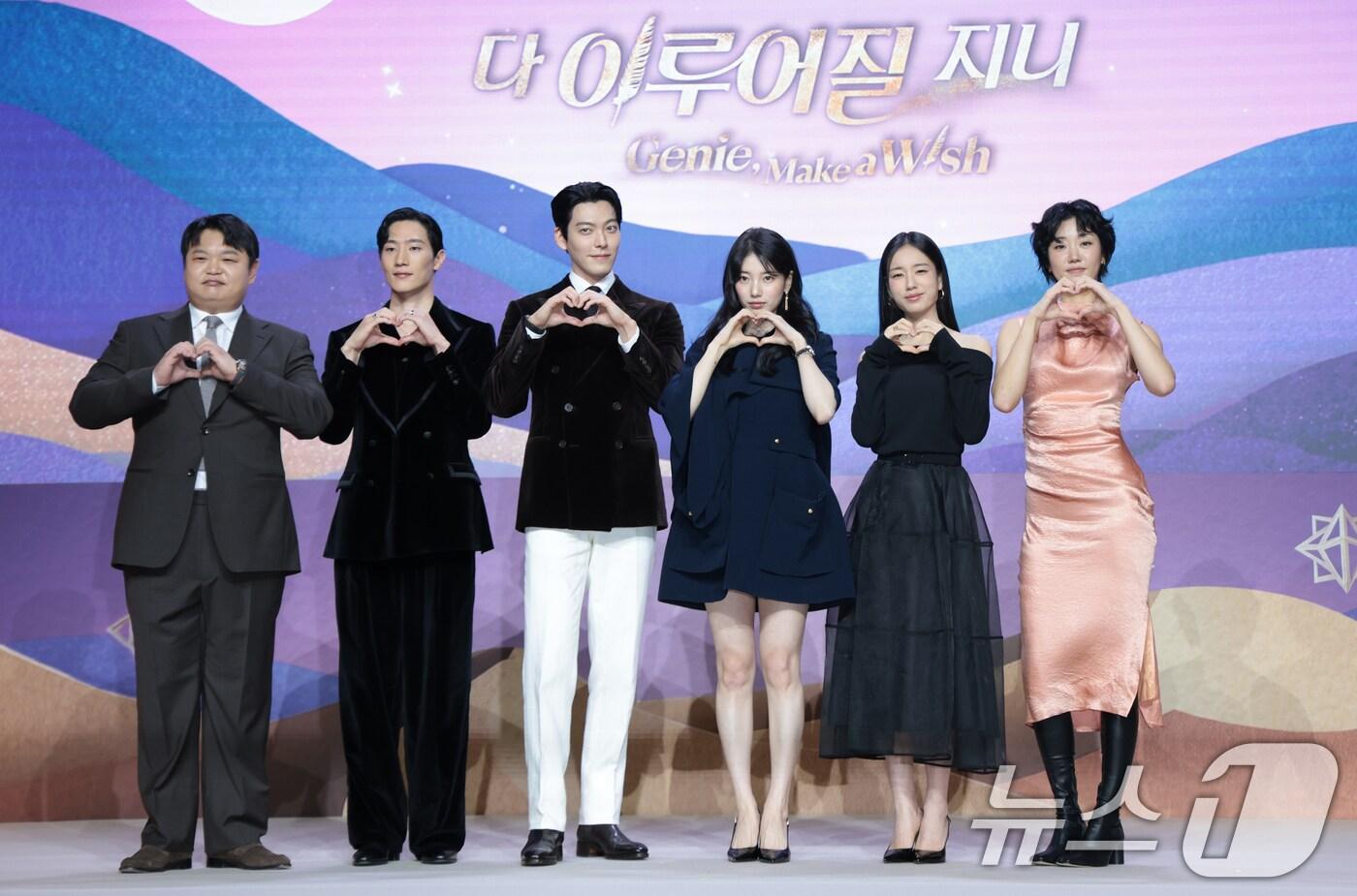 배우 고규필(왼쪽부터)과 노상현, 김우빈, 수지, 안은진, 이주영이 29일 서울 강남구 조선팰리스서울강남에서 열린 넷플릭스 시리즈 '다 이루어질지니'(극본 김은숙) 제작발표회에 참석해 미소를 짓고 있다. '다 이루어질지니'는 천여 년 만에 깨어난 경력 단절 램프의 정령 지니(김우빈 분)가 감정 결여 인간 가영(수지 분)을 만나 세 가지 소원을 두고 벌이는 스트레스 제로, 판타지 로맨틱 코미디​다. 2025.9.29/뉴스1 ⓒ News1 권현진 기자