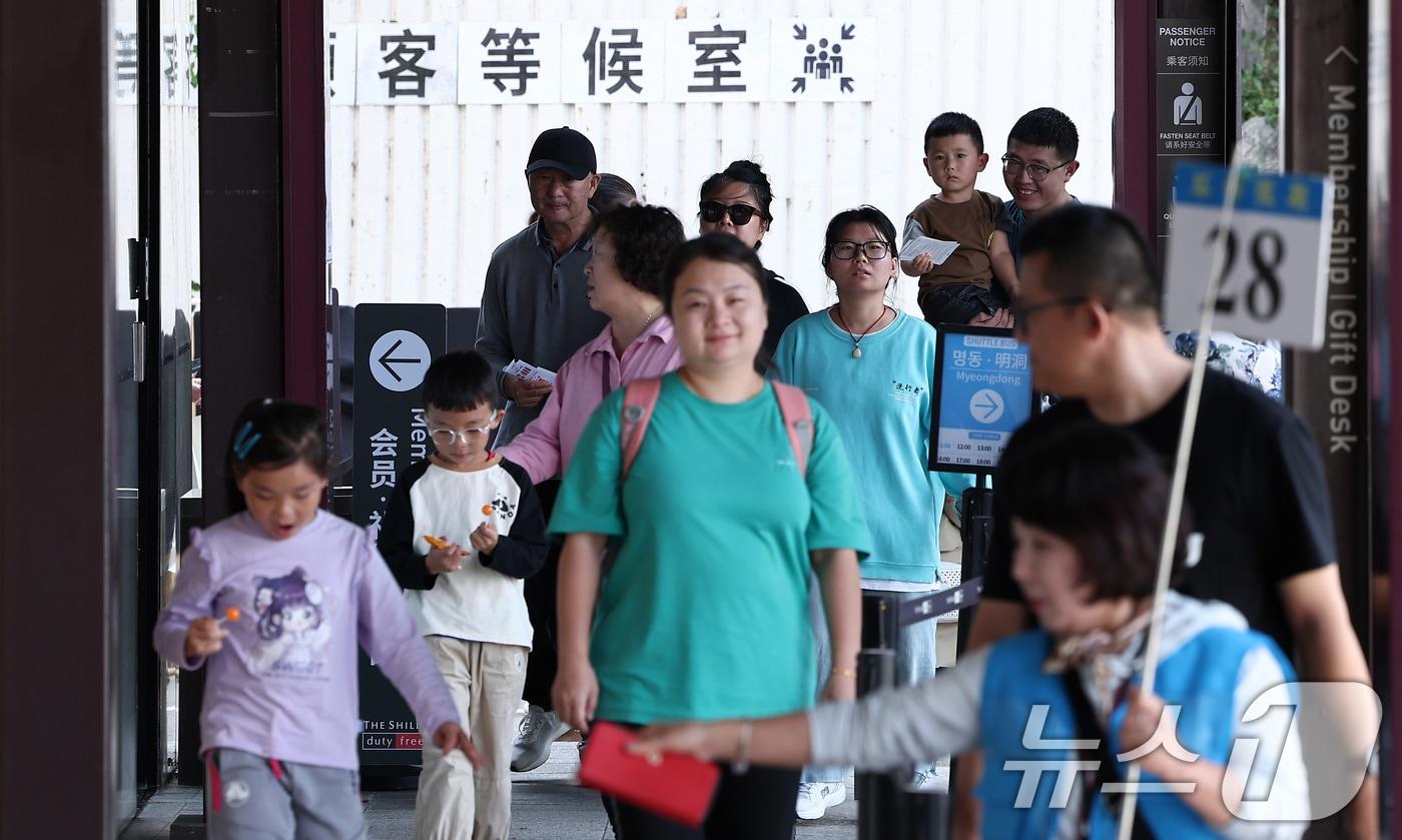 중국 단체관광객의 무비자 입국이 시작된 29일 서울 중구 신라면세점 서울점에서 중국인 관광객들이 면세점을 둘러보고 있다. 2025.9.29/뉴스1 ⓒ News1 김성진 기자