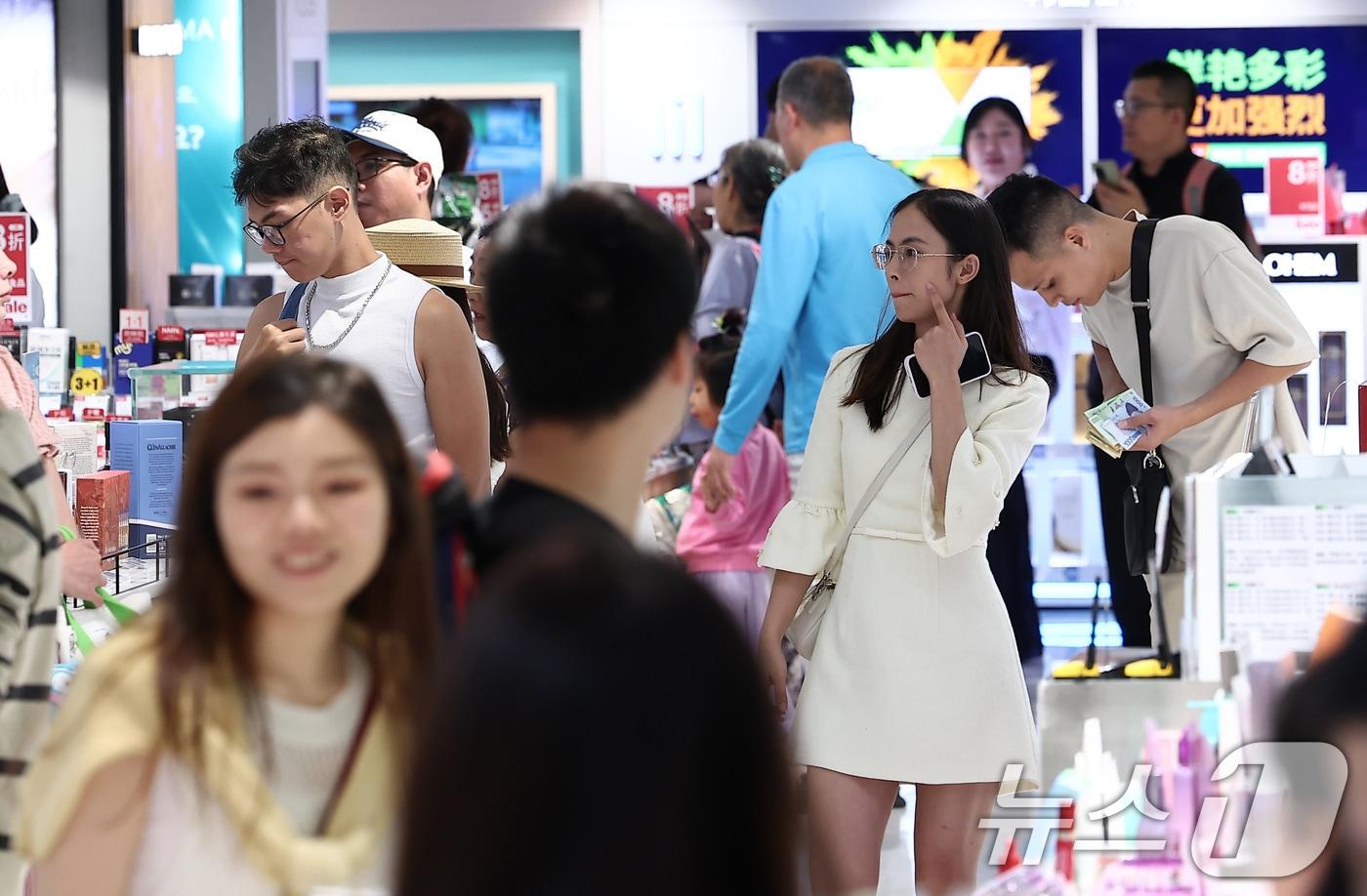 중국 단체관광객의 무비자 입국이 시작된 9월 29일 서울 중구 신라면세점 서울점에서 중국인 관광객들이 면세점을 둘러보고 있다. 2025.9.29/뉴스1 ⓒ News1 김성진 기자