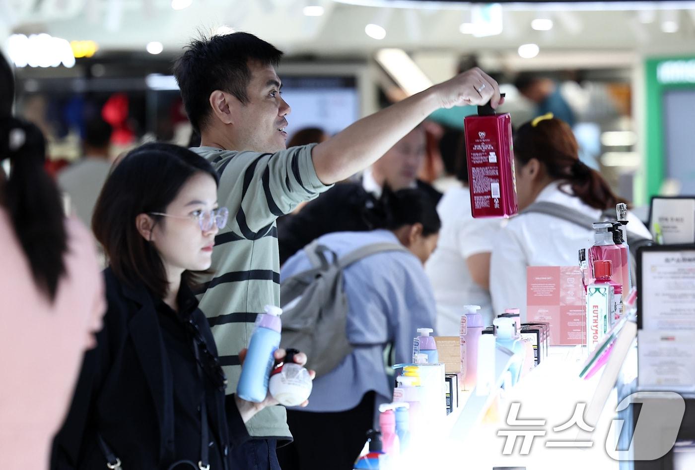 중국 단체관광객의 무비자 입국이 시작된 지난해 9월 29일 서울 중구 신라면세점 서울점에서 중국인 관광객들이 면세점을 둘러보고 있다. 2025.9.29/뉴스1 ⓒ News1 김성진 기자