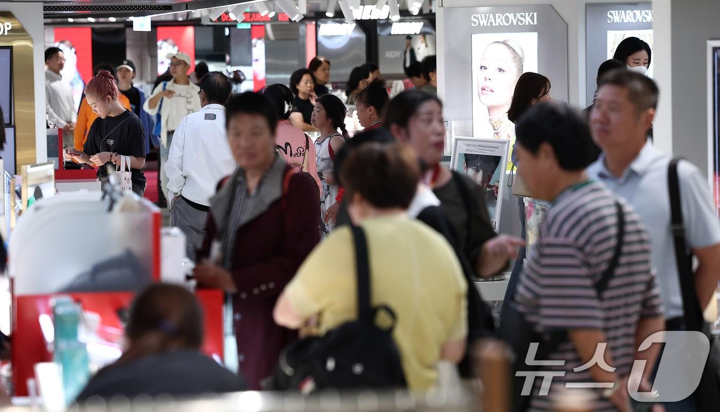 중국 단체관광객의 무비자 입국이 시작된 29일 서울 중구 신라면세점 서울점에서 중국인 관광객들이 면세점을 둘러보고 있다. 2025.9.29/뉴스1 ⓒ News1 김성진 기자