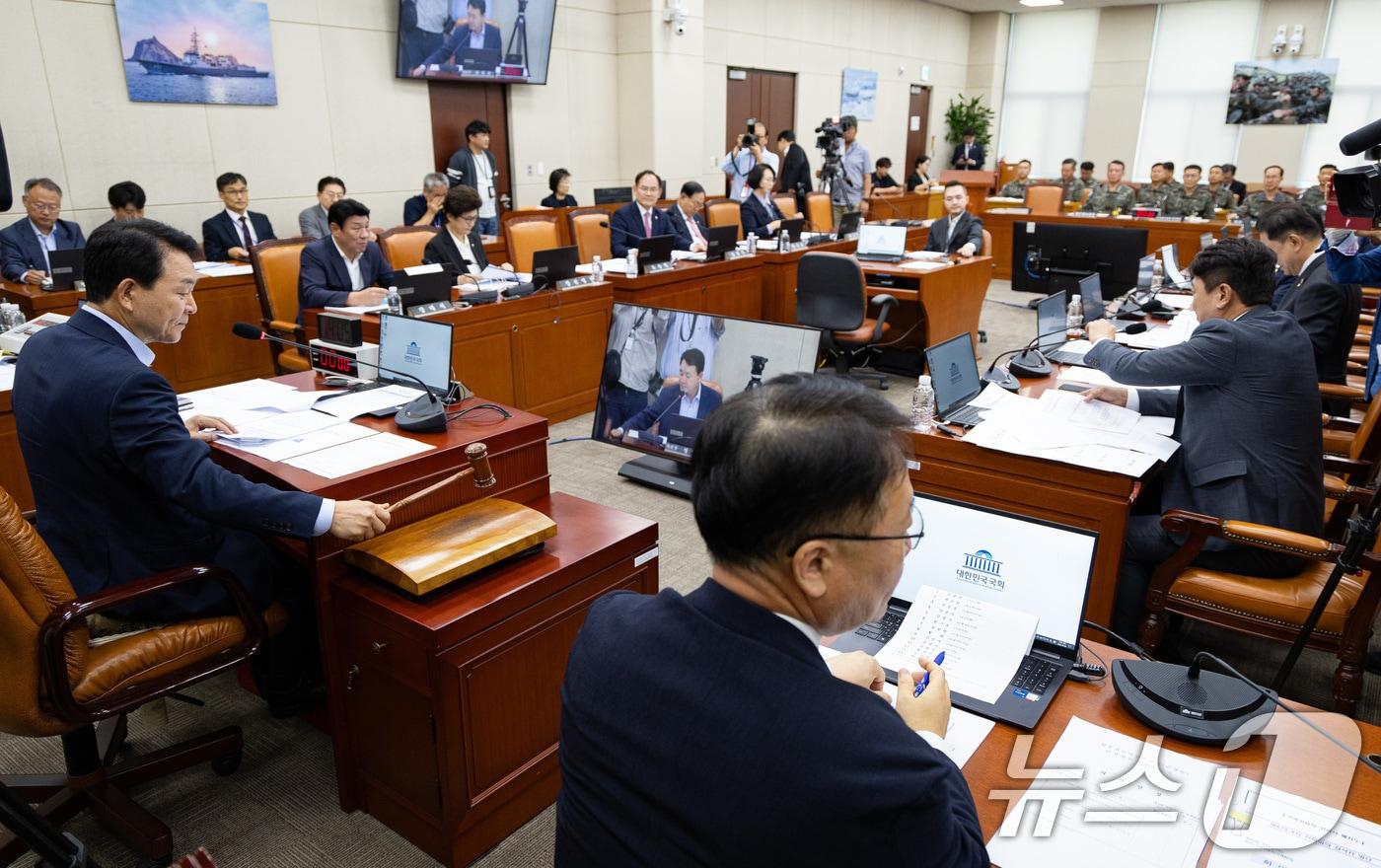 성일종 국회 국방위원장이 29일 서울 여의도 국회에서 열린 제429회 국회(정기회) 국방위원회 제4차 전체회의에서 의사봉을 두드리고 있다. 2025.9.29/뉴스1 ⓒ News1 유승관 기자